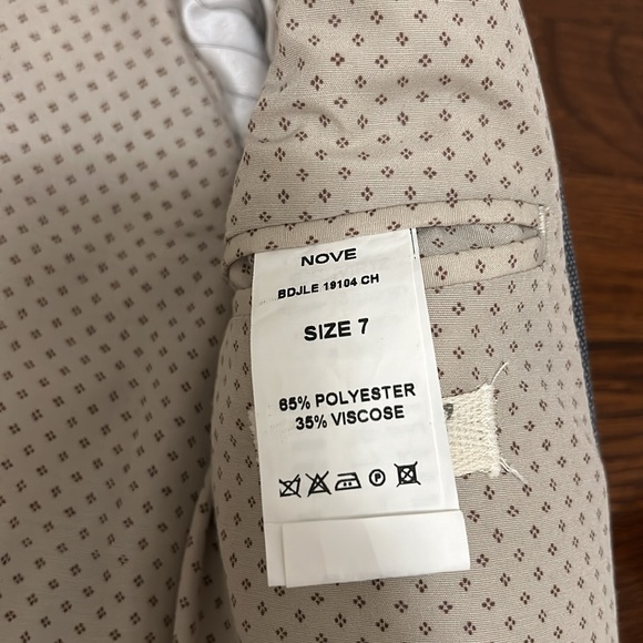 Boys sports jacket size 7 - worn once - Picture 3 of 4